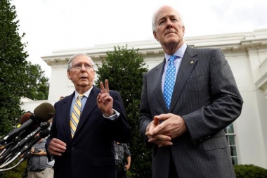 Senate Majority Leader Mitch McConnell (L) and Senate Majority Whip John Cornyn (R) speak to reporters at the White House following meeting with President Trump and Senate Republicans on healthcare in Washington, June 27, 2017. REUTERS/Kevin Lamarque