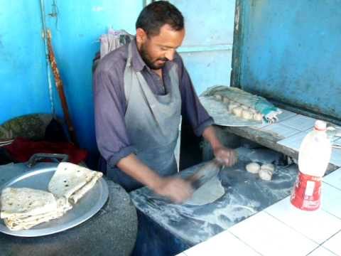 Taftan, Pakistan 2009. Panettiere. Baking bread.