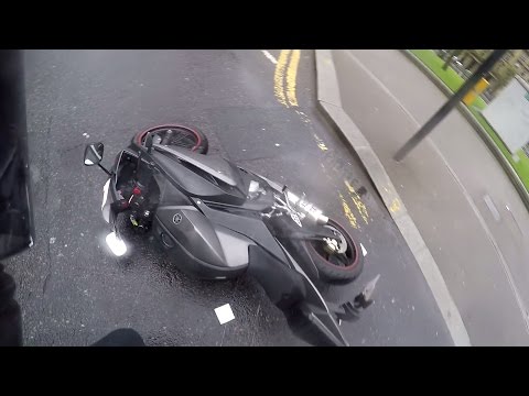 GIRL CRASHES Yamaha YZF R125