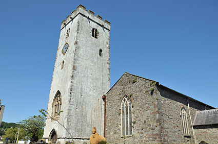 Carmarthen, Caerfyrddin, county town of Carmarthenshire, Wales - photos, features, history and street scenes