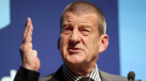 Jeff Kennett has attacked Malcolm Turnbull for engaging in domestic politics while overseas.