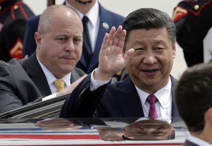 Chinese president Xi Jinping waves after arriving at the Palm Beach International Airport, Thursday, April 6, 2017, in West Palm Beach, Fla.