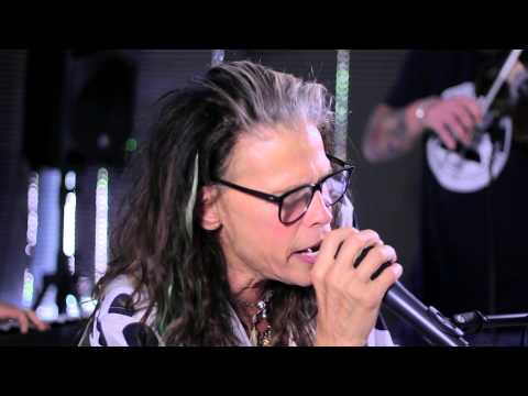 Steven Tyler performs "Amazing" at Recovery Unplugged drug rehab