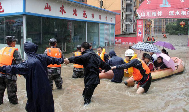 In pics: touching moments in fighting against floods in China