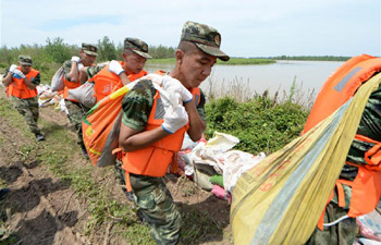 In pics: touching moments in fighting against floods in China