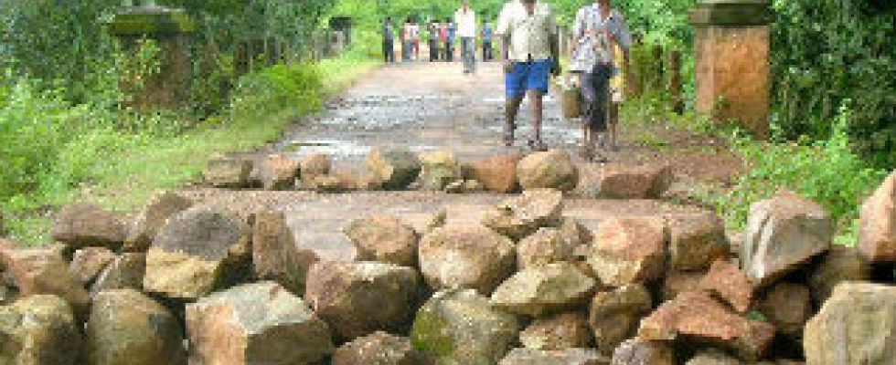 lalgarh--road blockade