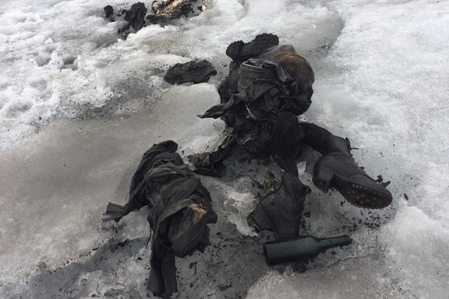 Les corps momifiés d'un homme et d'une femme sont sortis de la glace.