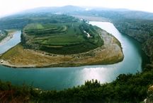 Hebi / The northern Henan city of Hebi covers an area of 2,182 square kilometers and is home to 1,430,000 residents, 590,000 of whom are urban dwellers. A combination of plains and mountains, “Hebi” literally translates to “Crane on the Cliffs,” named after the legend of the celestial crane that once perched itself upon the cliffs of the South Mountain.”
