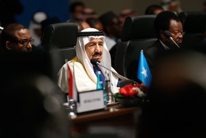 Saudi Arabia's King Salman looks around as the leaders and representatives of the Islamic countries gather for the 13th Organization of Islamic Cooperation, OIC, Summit in Istanbul, Thursday, April 14, 2016.