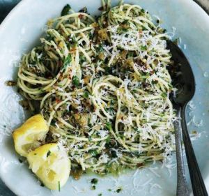 Spaghetti with garlic, pangrattato and olive oil.