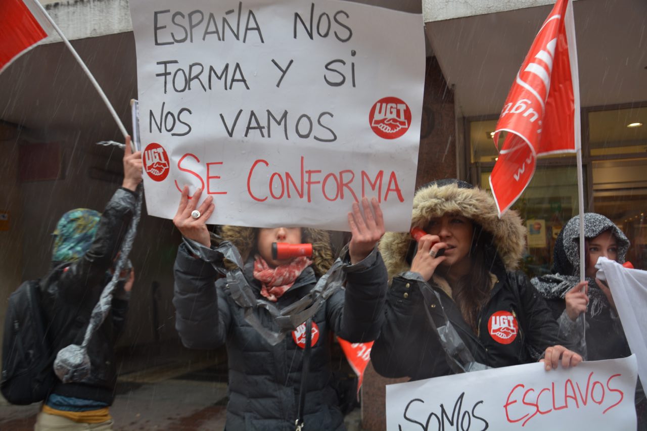 Los Jóvenes de UGT escenifican la precariedad ante la sede de la CEOE