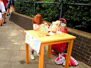 André Spicer's daughter at her lemonade stand.