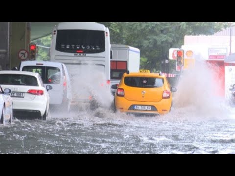 Turkey: Istanbul flooded by heavy rain