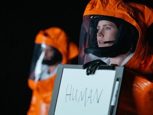 Amy Adams and Jeremy Renner in Arrival (2016)