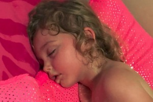 Jennifer's daughter was affected by heatstroke while she napped.