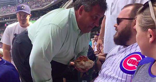 Chris Christie gets in Cubs fan's face while holding nachos