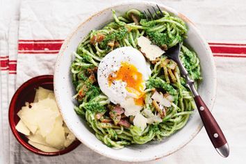 5-ingredient bacon and egg pesto spaghetti