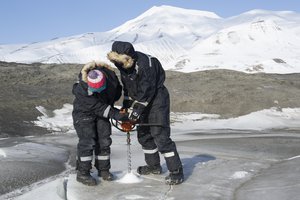 Erasmus students drilling the ice layer to get a sample of sub-permafrost groundwater at the University Centre in Svalbard (UNIS), during a field trip