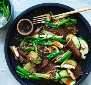 Stir-fried beef with zucchini.