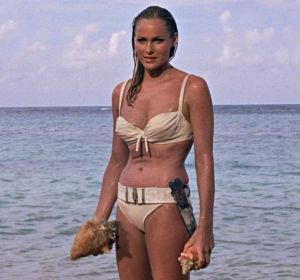 Beach make-up: Let Ursula Andress be your guide.