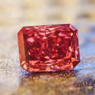 Un diamante rosso da 10 milioni di dollari