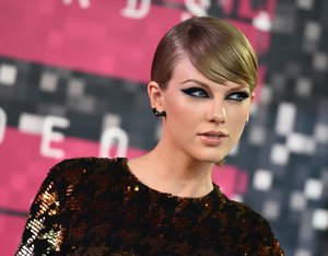 Taylor Swift arrives at the MTV Video Music Awards at the Microsoft Theater on Sunday, Aug. 30, 2015, in Los Angeles.