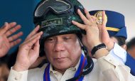 Philippine President Rodrigo tries on a Special Action Force (SAF) helmet with a five-star patch given to him as a token during the 116th Police Service Anniversary inside the Philippine National Police (PNP) headquarters in Quezon city, metro Manila, Philippines August 9, 2017. Photo: Reuters/Romeo Ranoco