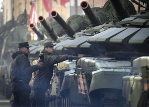 Russian soldiers restore the paint of T-72 tanks prior the Victory Day military parade at Dvortsovaya (Palace) Square in St. Petersburg, Russia, on Tuesday, May 9, 2017