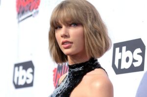Taylor Swift alleges she was subjected to groping by a DJ.