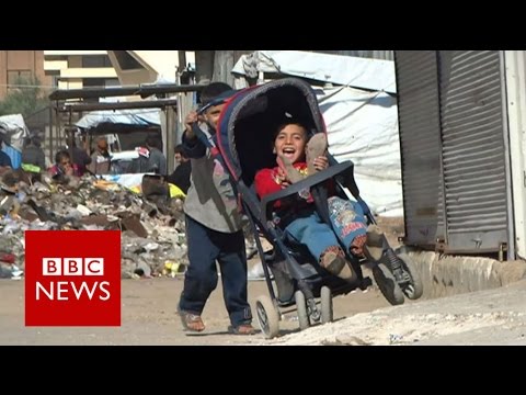 Life in besieged Homs district - BBC News