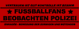 Fussballfans beobachten die Polizei