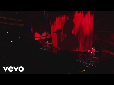 The Chainsmokers & Coldplay - Something Just Like This (Live at the BRITs)