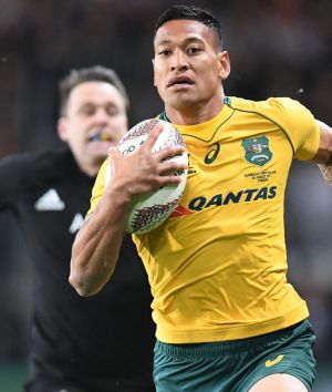 Israel Folau scores for the Wallabies in the Bledisloe test.