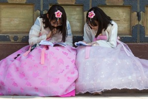 A very popular pastime for visitors to the Gyeongbokgung Palace (Blue House) in Seoul is to dress in Hanbok (traditional ...