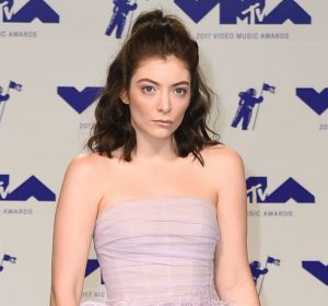 Lorde arrives at the MTV Video Music Awards in a lavender strapless ball gown with a feather skirt from L.A.-based ...