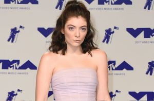 Lorde arrives at the MTV Video Music Awards in a lavender strapless ball gown with a feather skirt from L.A.-based ...