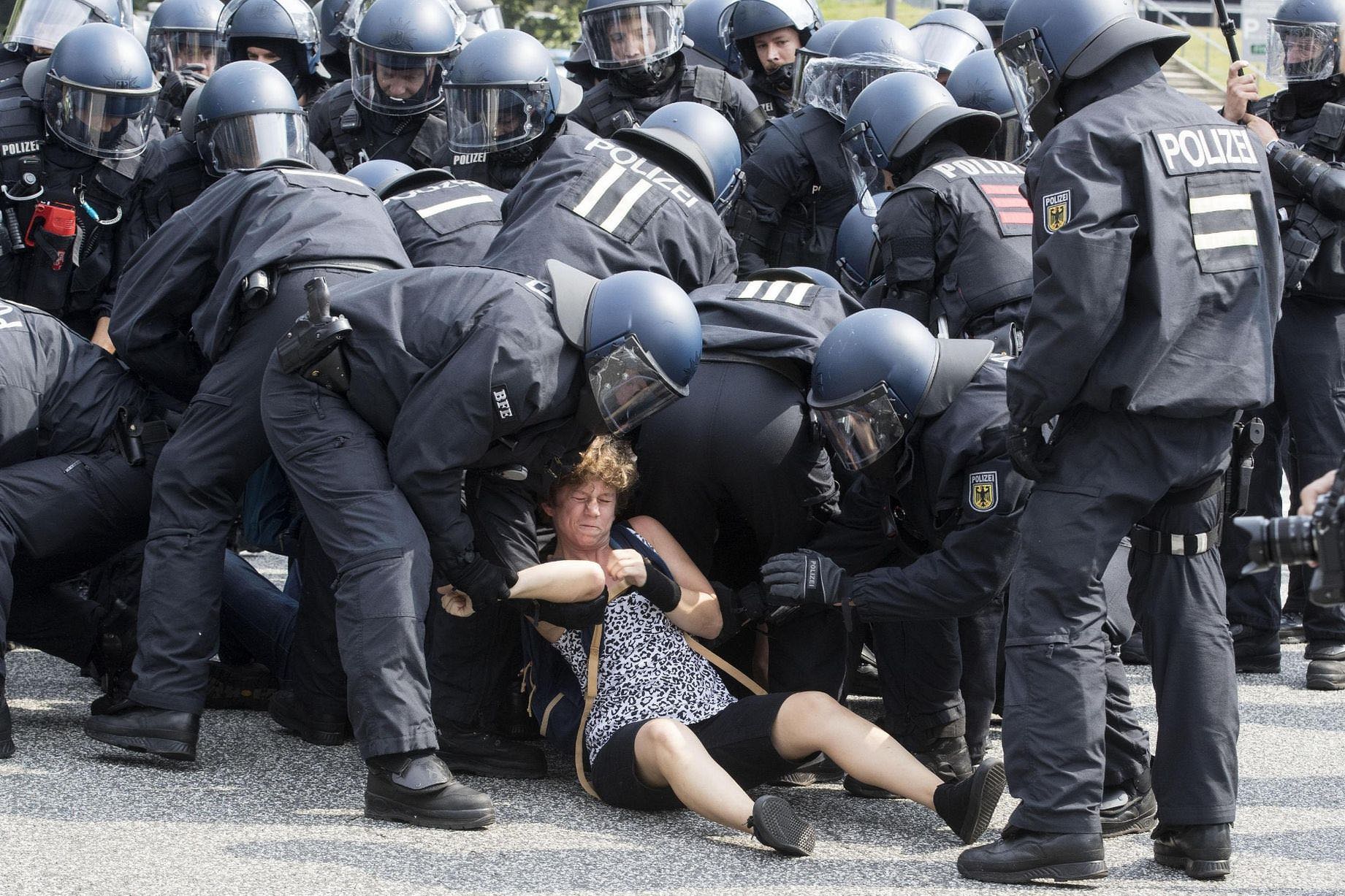 G20 solidarity with the police