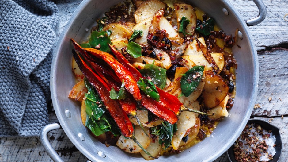 Spicy stir-fried potato slices.