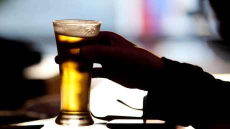 A study has found that alcohol labels are ineffective in changing the drinking behaviours of younger people.
