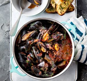 Tomato chilli mussels.