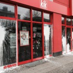 Filiale von Kik mit Farbe und Steinen angegriffen