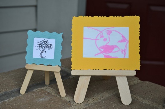 Mini art easels : <a href="http://www.ikatbag.com/2011/07/3d-popsicle-stick-crafts-ii-easels-and.html" ...