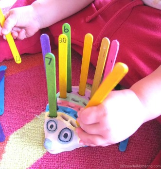 Hedgehog counting fine-motor game : <a href="http://www.powerfulmothering.com/hedgehog-fine-motor-skills-and-counting/" ...