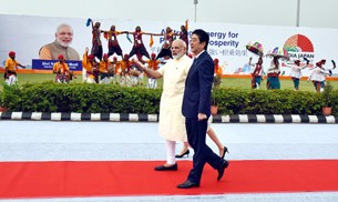 Japanese Prime Minister Shinzo Abe arrives on two-day visit to India>