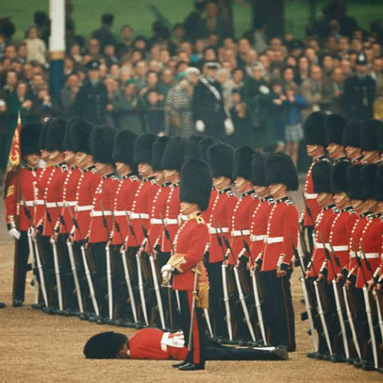 soldier-fainting-london