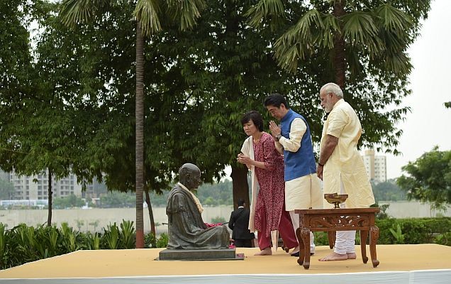 PM Modi welcomes Japanese PM Shinzo Abe, visits Sabarmati Ashram