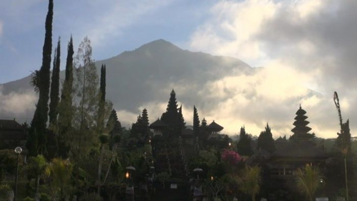 Hundreds of tremors each day are shaking Bali's enormous volcano, Mt Agung