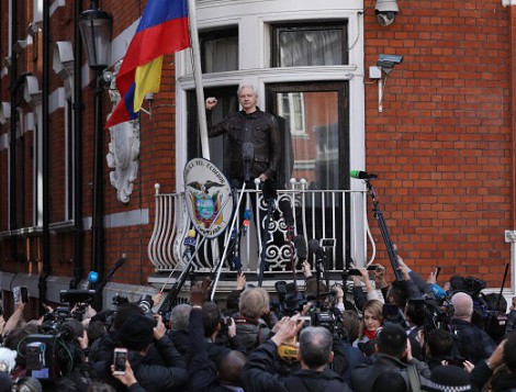 assange_balcony.jpg