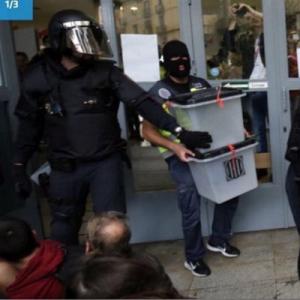 The repression of the referendum in Catalonia: masked police take away ballot boxes