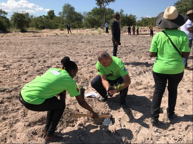 “As mudanças climáticas são um fenómeno global que está a degradar o ambiente. O Ministério de Ambiente angolano, o governo provincial de Namibe, e as comunidades – com apoio dos parceiros como as Nações Unidas –  estão a materializar as boas prácticas, como esta que hoje conhecemos, para adaptação e protecção”, frisou o Coordenador Residente das Nações Unidas Paolo Balladelli.